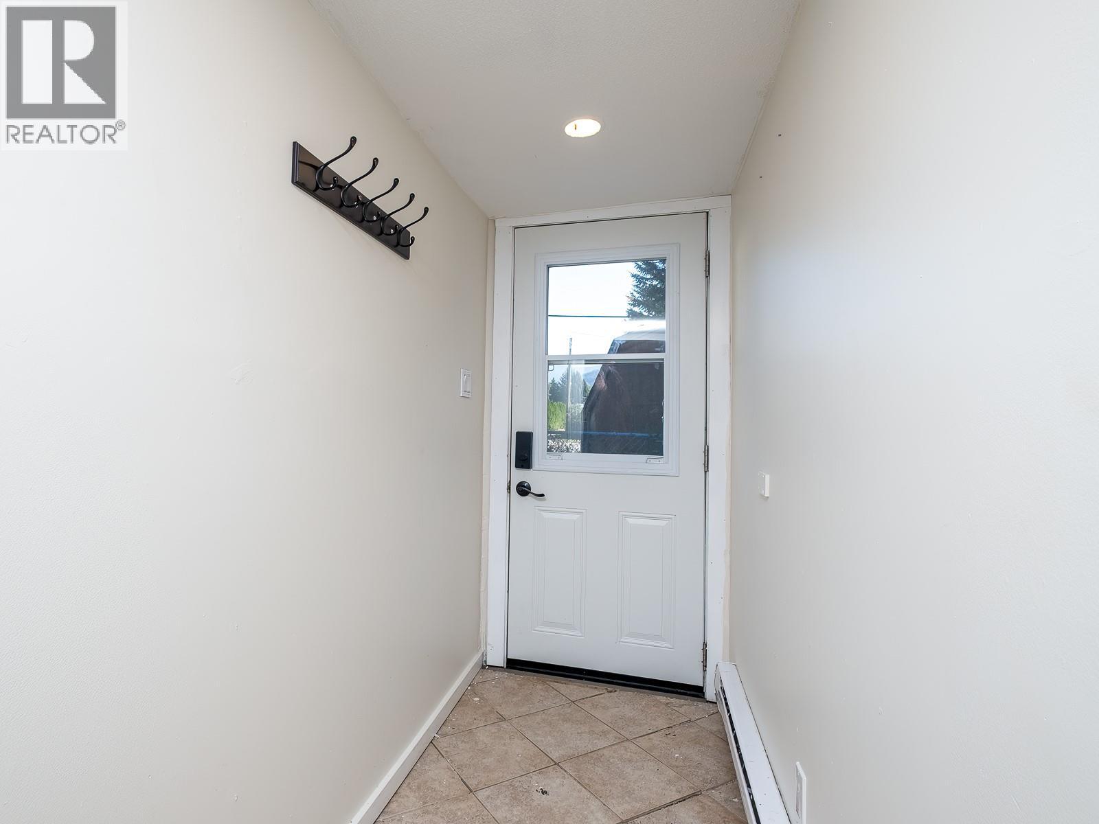 694 10th Avenue, Montrose, British Columbia  V0G 1P0 - Photo 25 - 10363466
