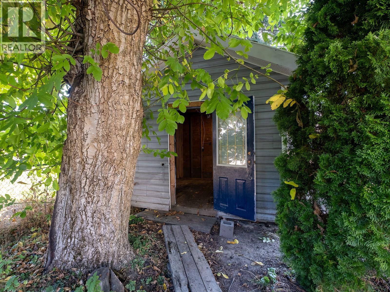 694 10th Avenue, Montrose, British Columbia  V0G 1P0 - Photo 28 - 10363466