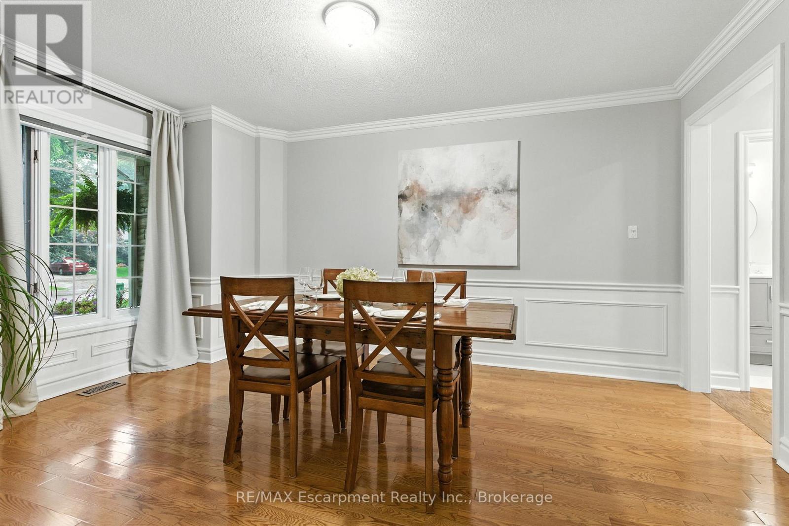 925 Halsham Court, Mississauga, Ontario  L5J 4T9 - Photo 10 - W12425144