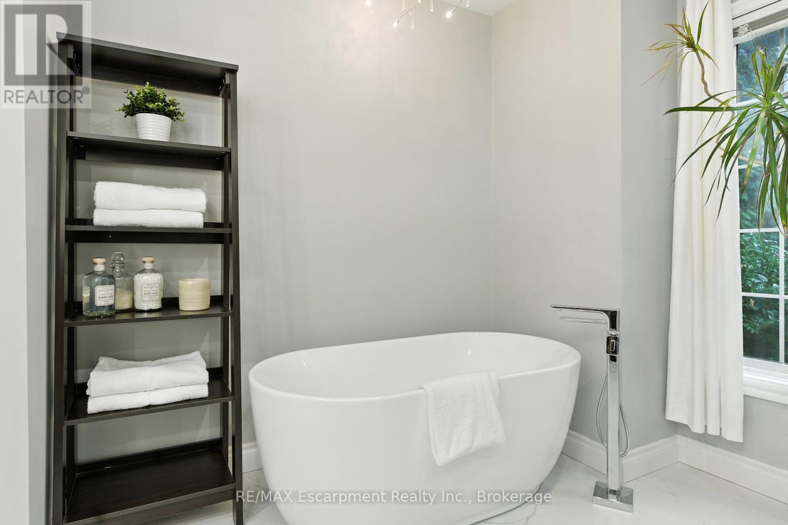 925 Halsham Court, Mississauga, Ontario  L5J 4T9 - Photo 24 - W12425144