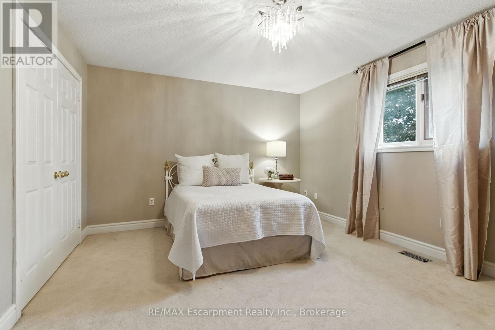 925 Halsham Court, Mississauga, Ontario  L5J 4T9 - Photo 28 - W12425144