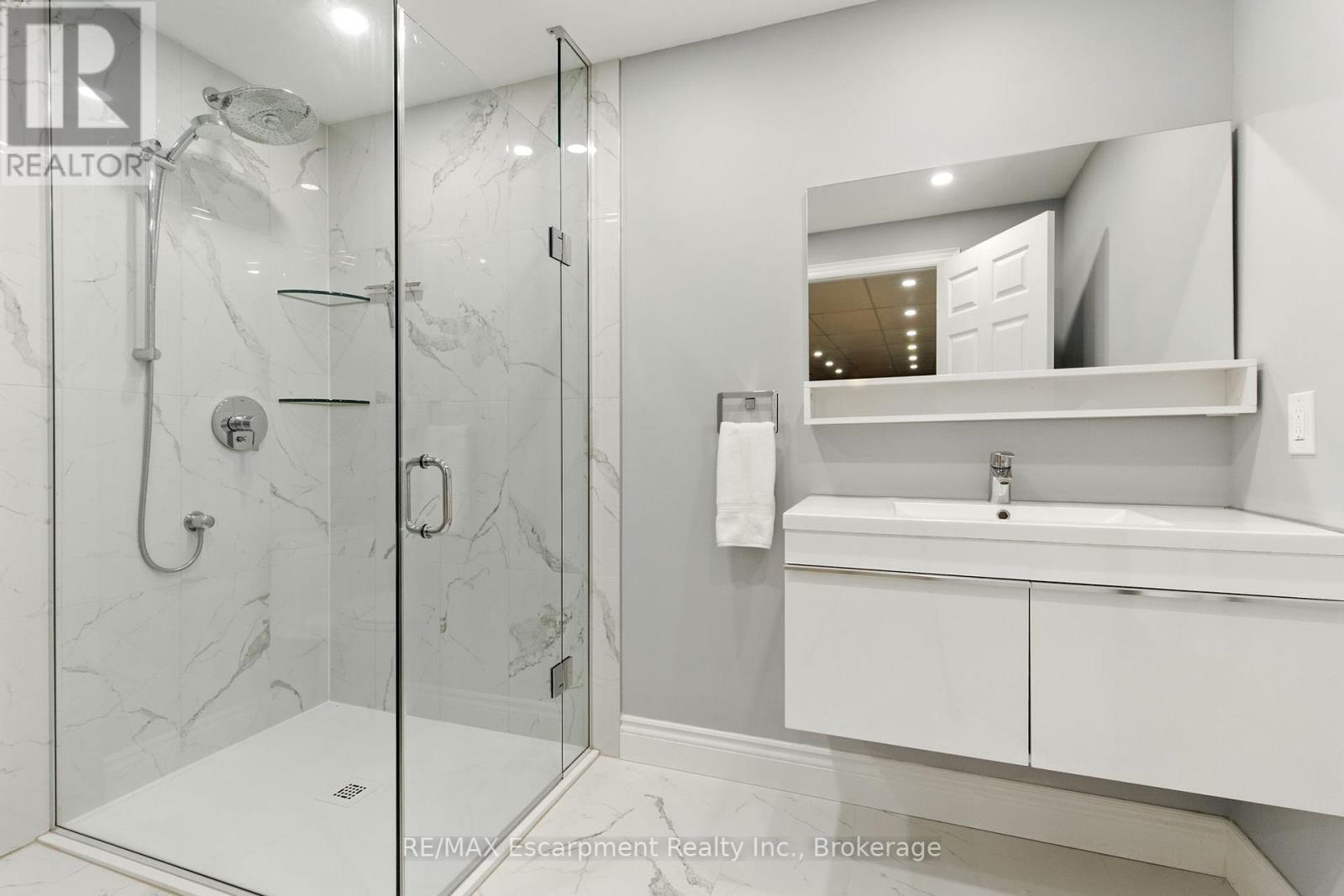 925 Halsham Court, Mississauga, Ontario  L5J 4T9 - Photo 34 - W12425144