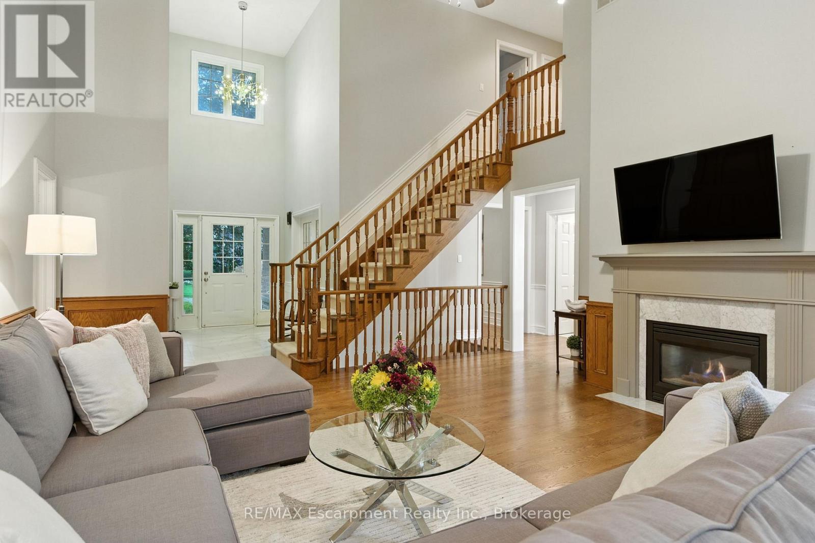 925 Halsham Court, Mississauga, Ontario  L5J 4T9 - Photo 7 - W12425144