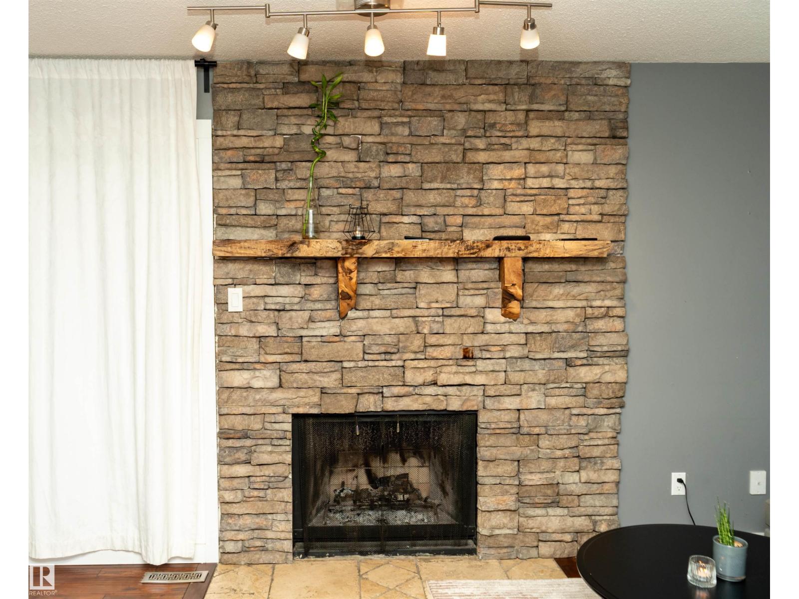 12070 25 Av Nw, Edmonton, Alberta  T6J 4L3 - Photo 5 - E4459315