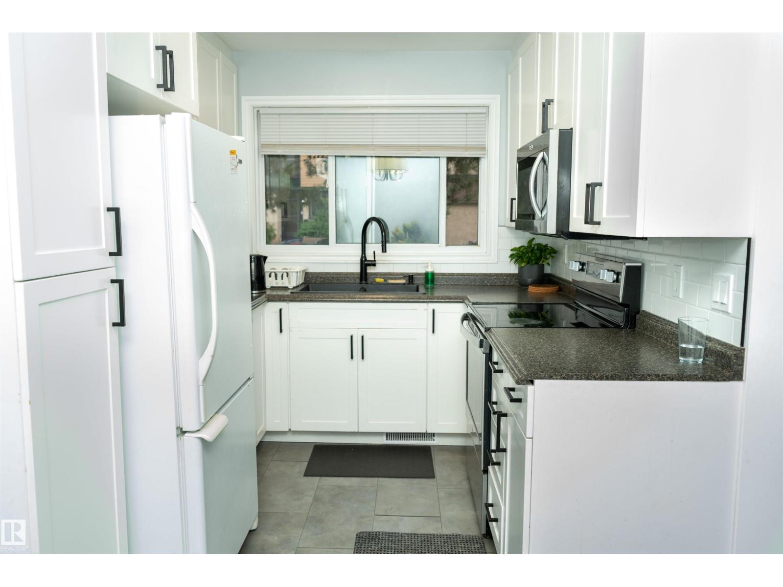 12070 25 Av Nw, Edmonton, Alberta  T6J 4L3 - Photo 7 - E4459315