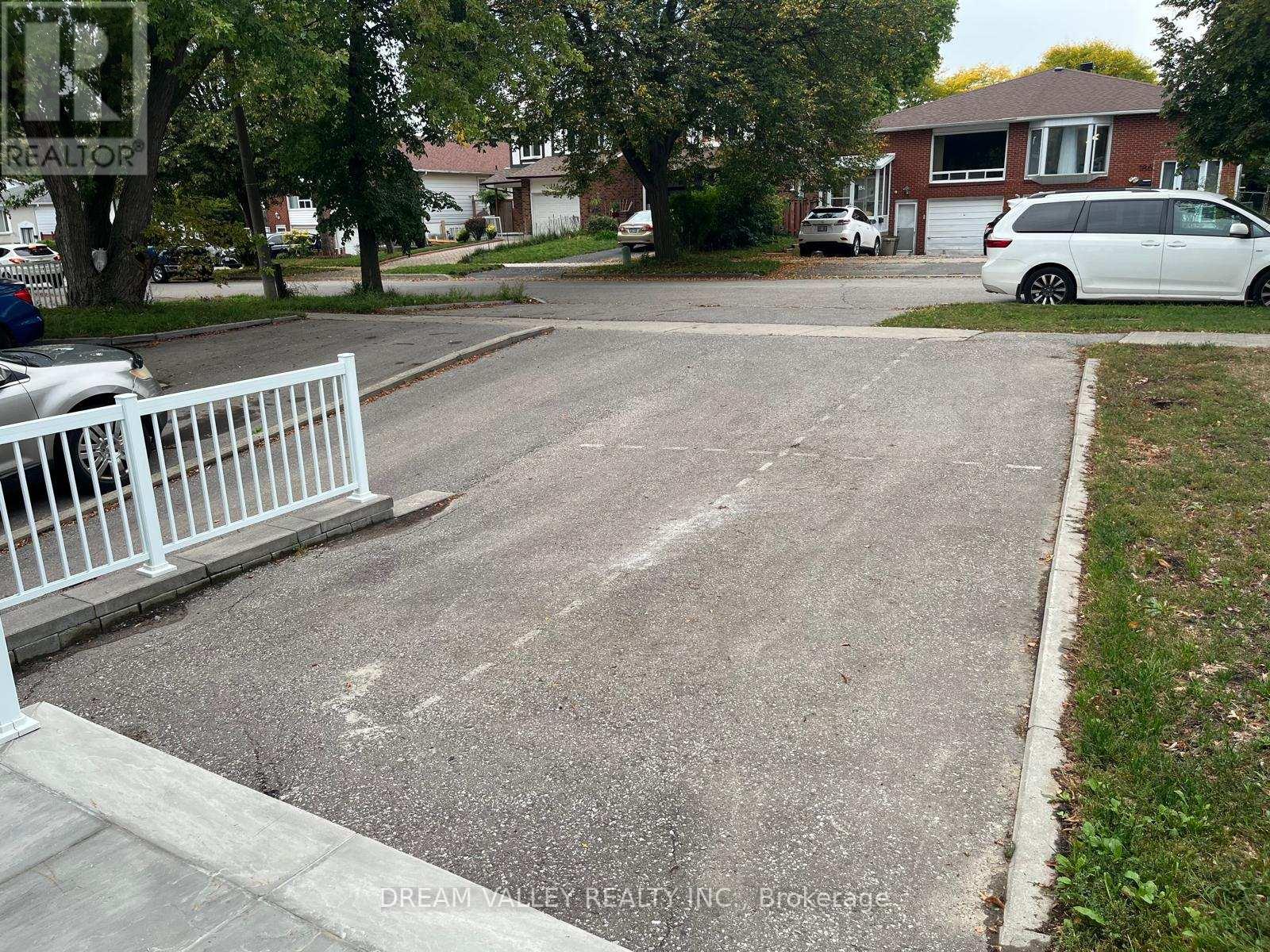Upper - 185 Apache Trail, Toronto, Ontario  M2H 2J3 - Photo 2 - C12424018
