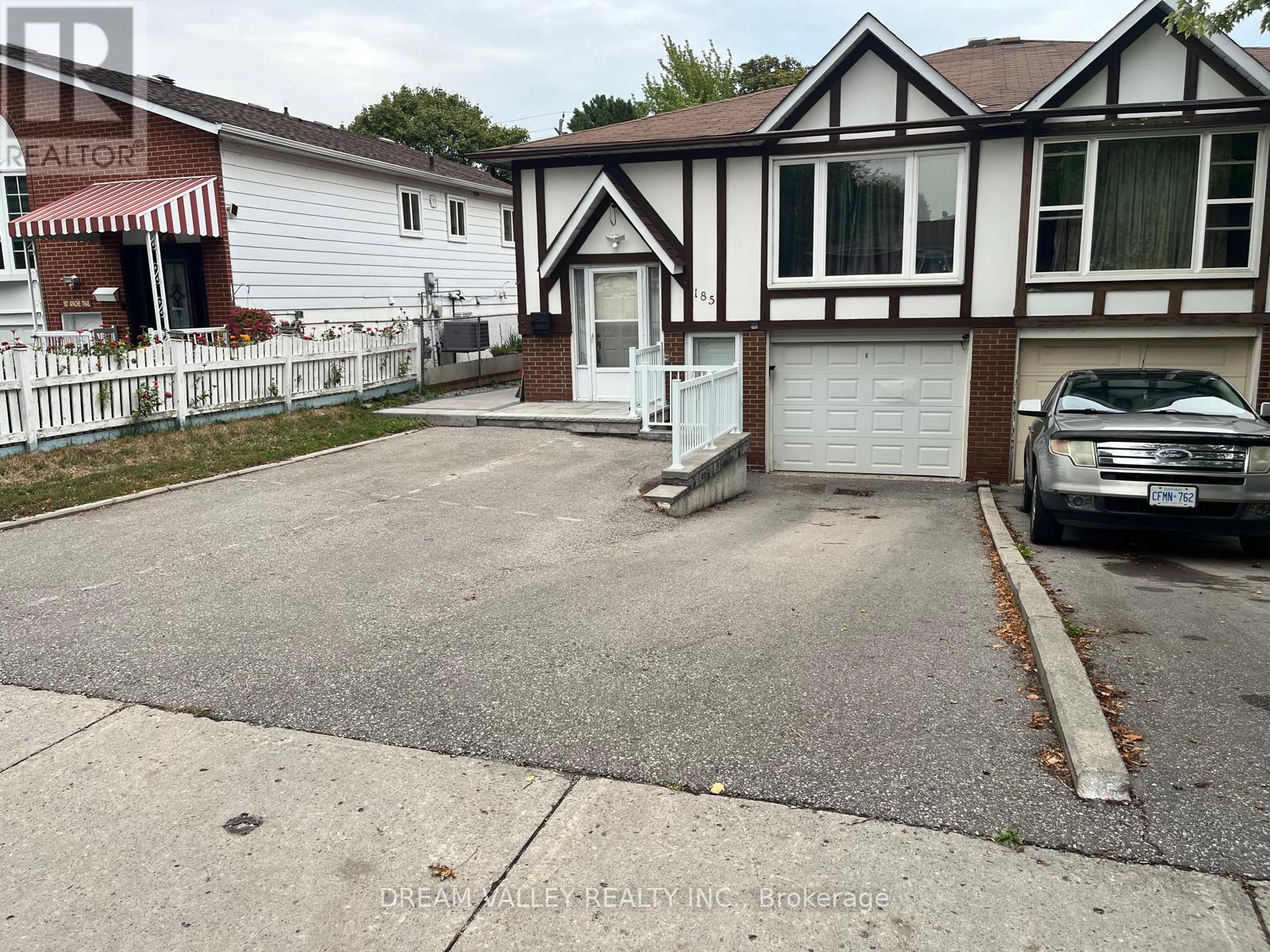 UPPER - 185 APACHE TRAIL, Toronto, Ontario