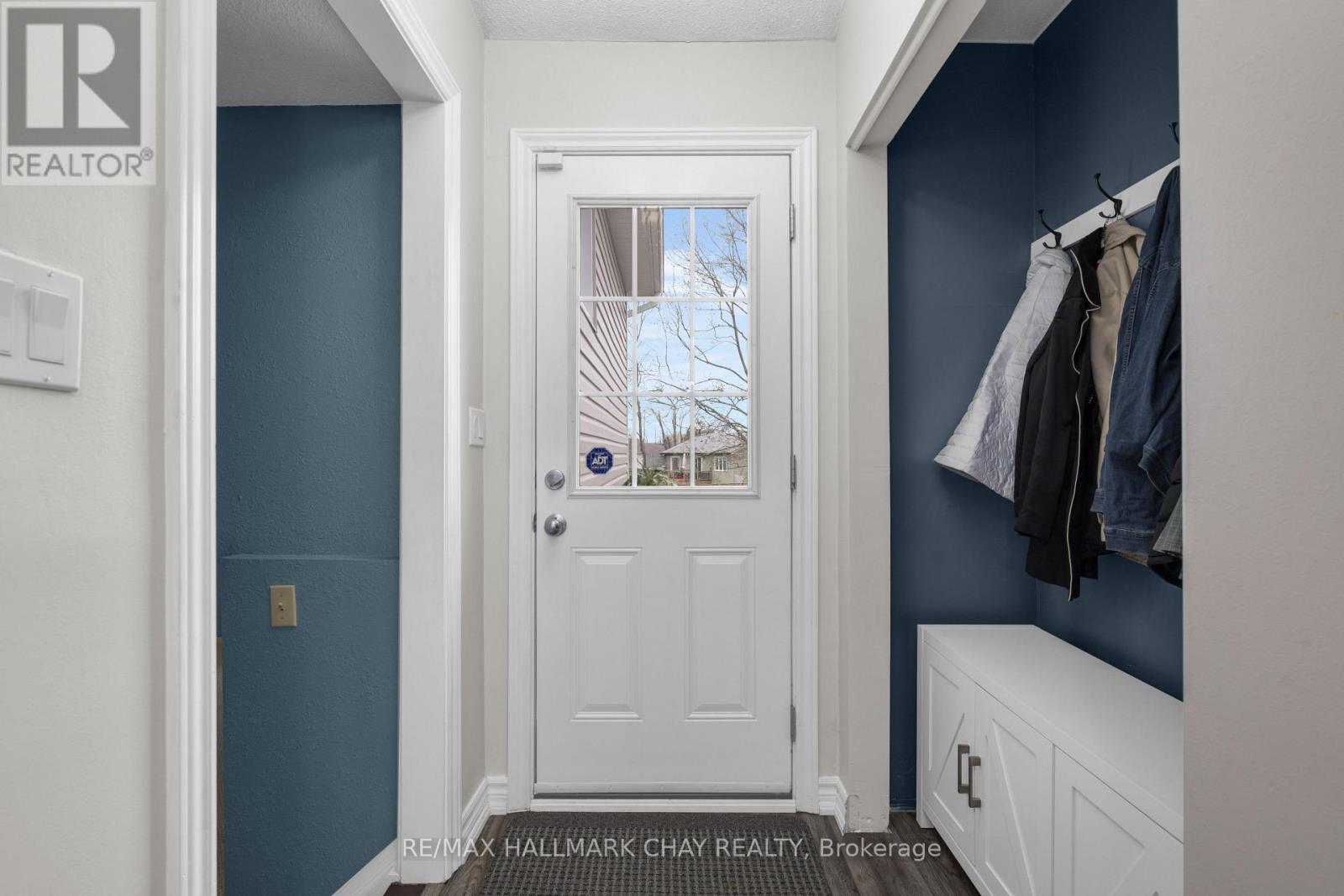 53 Heather Street, Barrie, Ontario  L4N 4M9 - Photo 4 - S12425132