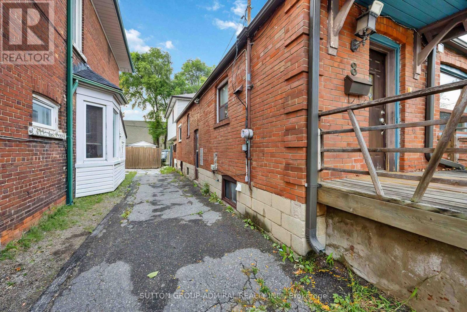 8 Cobalt Street, Toronto (Mount Dennis), Ontario  M6M 2K2 - Photo 5 - W12425136