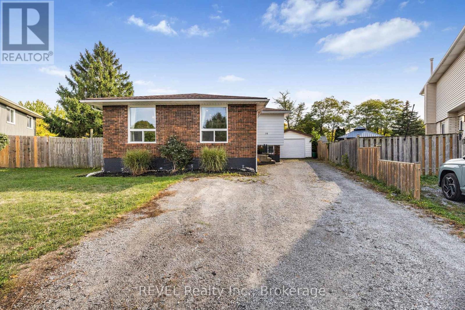 16 Roxborough Court, St. Catharines, Ontario  L2M 6E3 - Photo 4 - X12425175