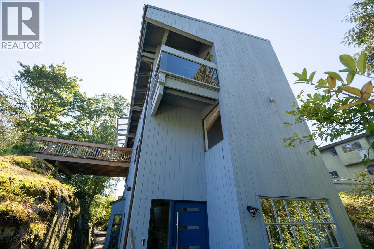 4477 STRATHCONA ROAD, North Vancouver, British Columbia