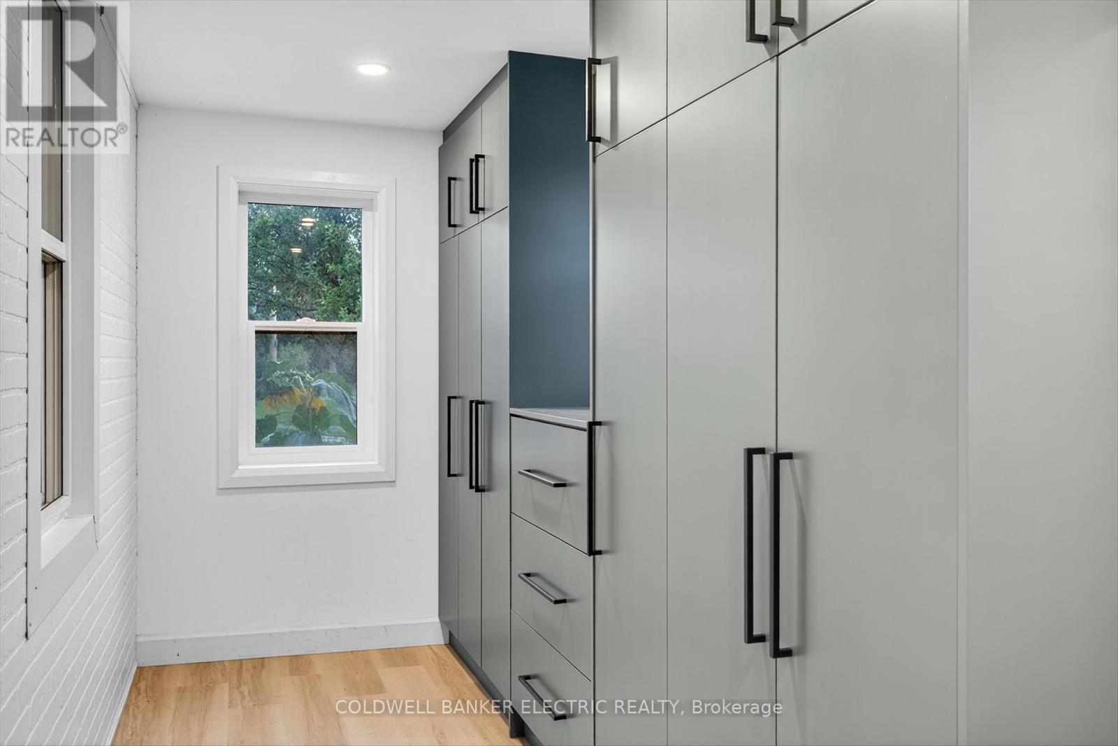 220 Rogers Street, Peterborough, Ontario  K9H 1W3 - Photo 4 - X12425184