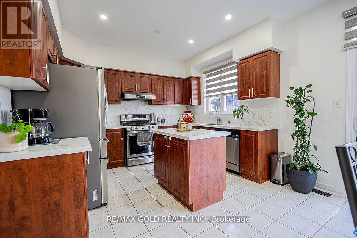 17 Yellow Pine Road, Brampton, Ontario  L6P 2E4 - Photo 10 - W12425164