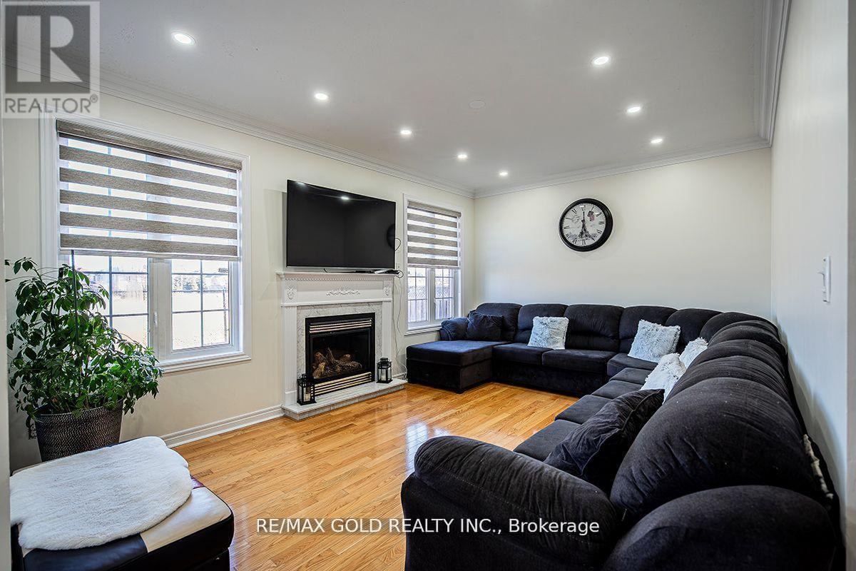 17 Yellow Pine Road, Brampton, Ontario  L6P 2E4 - Photo 14 - W12425164