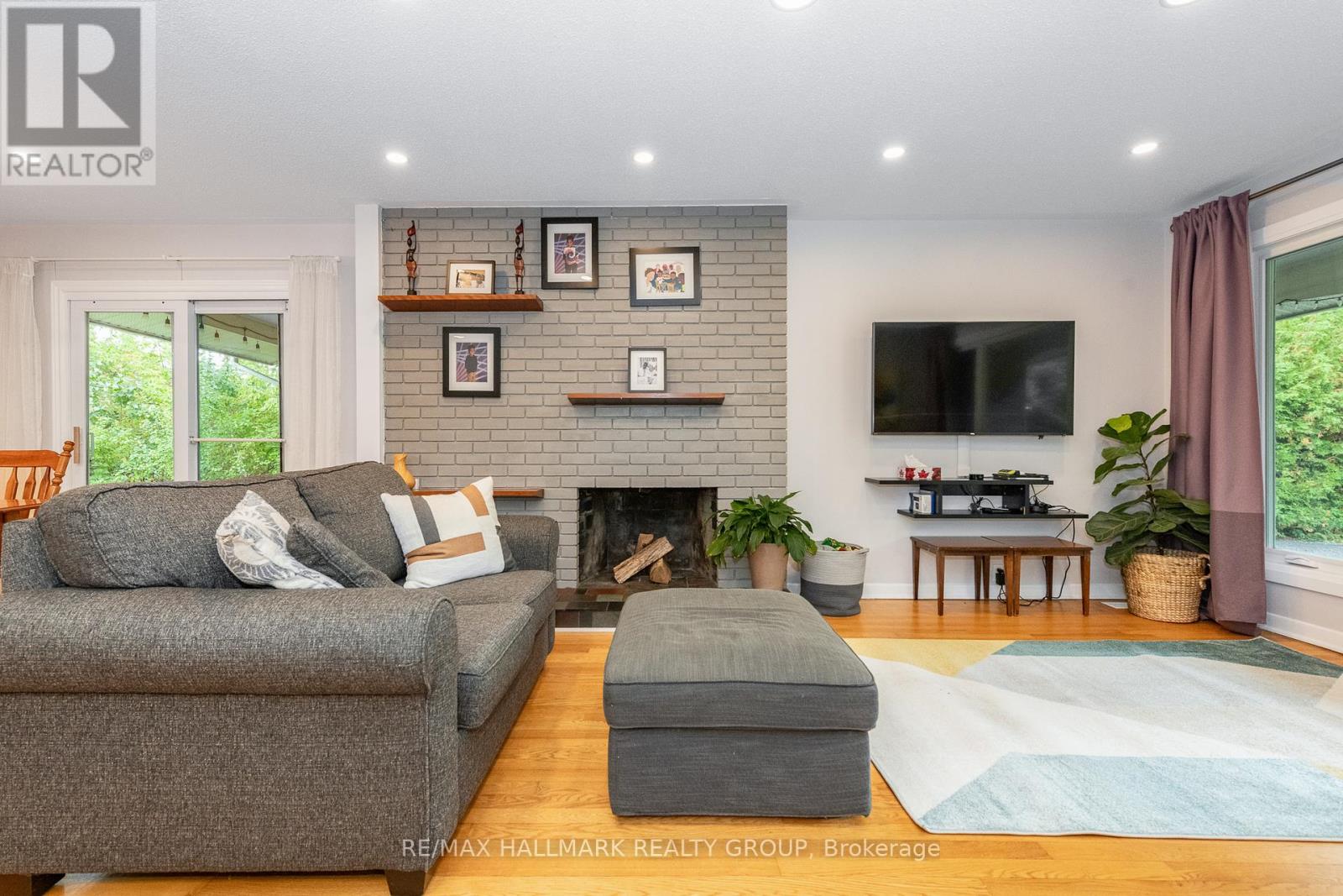9 Newbury Avenue, Ottawa, Ontario  K2E 6K7 - Photo 5 - X12425189