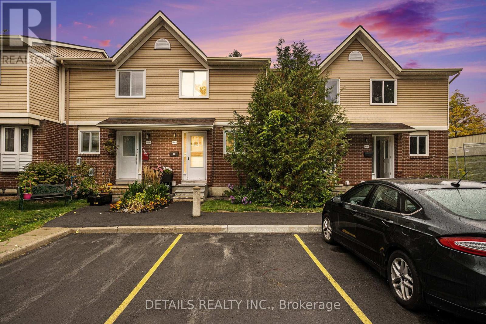 9 - 144 VALLEY STREAM, UNIT D DRIVE, Ottawa, Ontario
