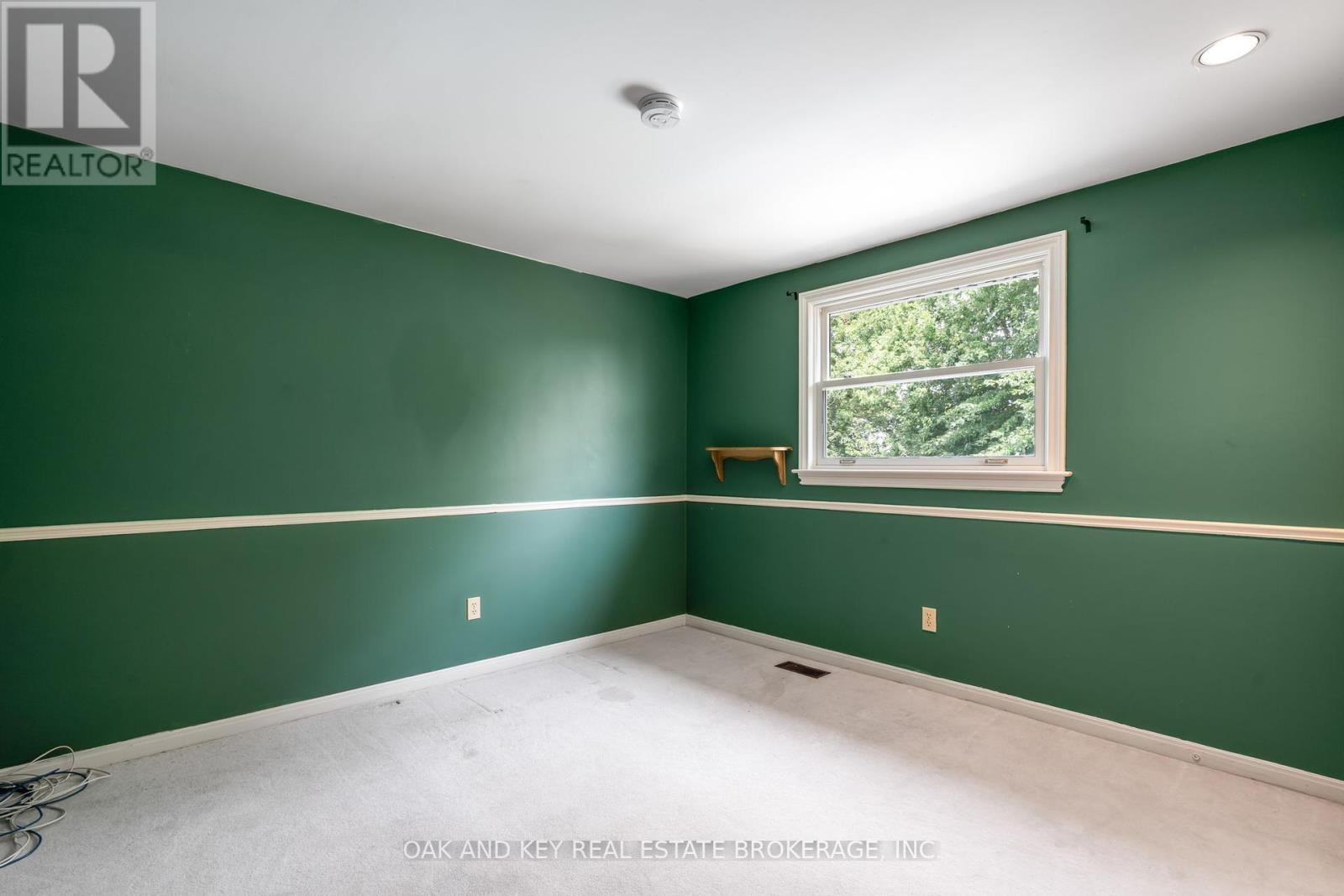948 Farnham Road N, London South, Ontario  N6K 1S1 - Photo 6 - X12401902