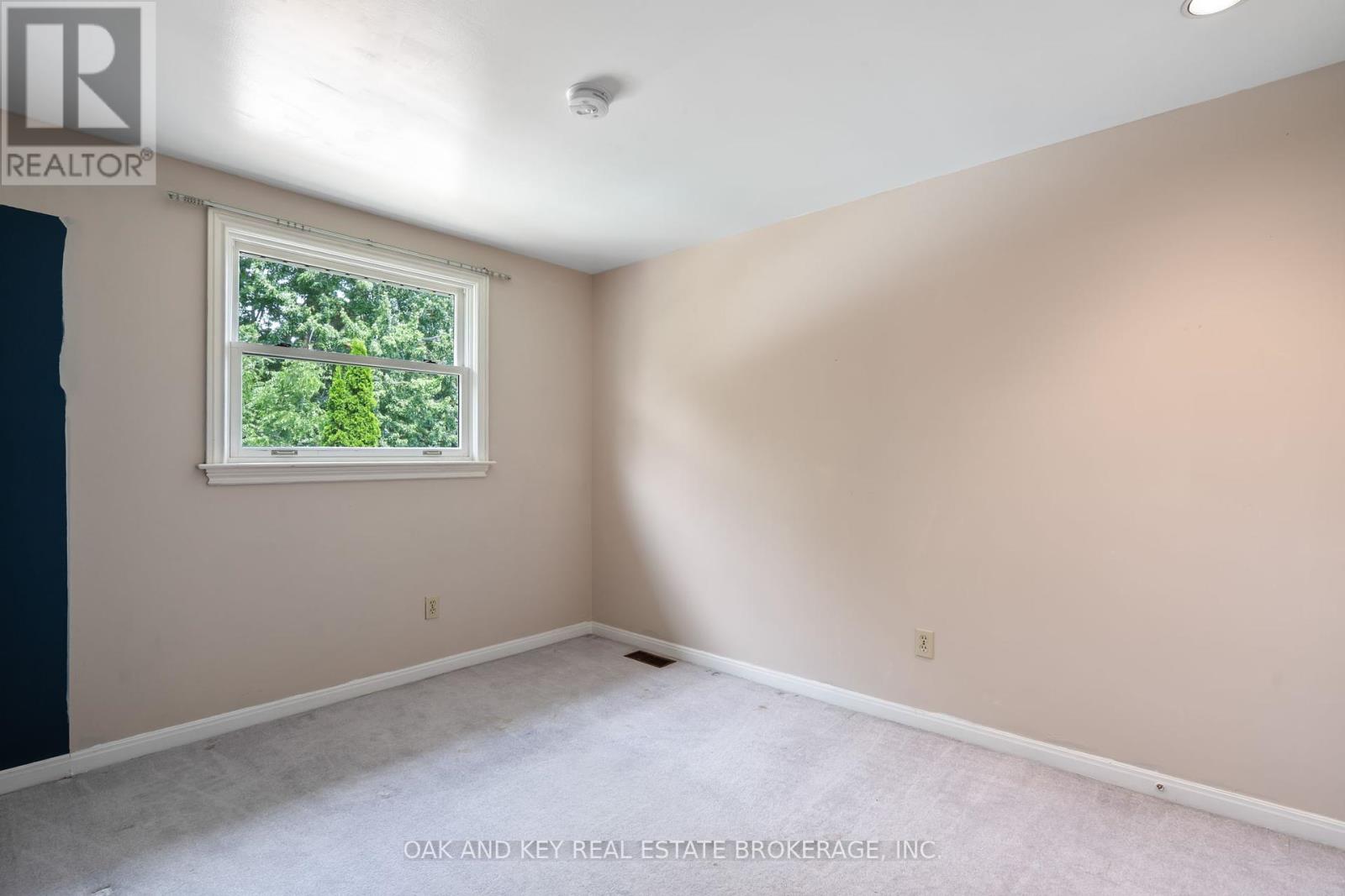948 Farnham Road N, London South, Ontario  N6K 1S1 - Photo 8 - X12401902