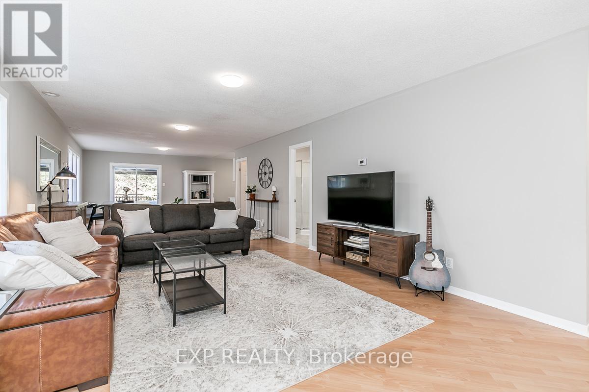 3152 Mosley Street, Wasaga Beach, Ontario  L9Z 1V6 - Photo 5 - S12425190