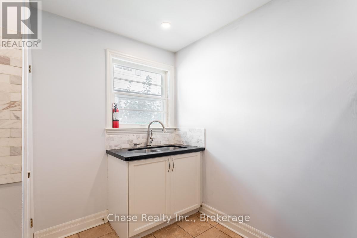 402 Guelph Line, Burlington, Ontario  L7R 3L4 - Photo 4 - W12425208