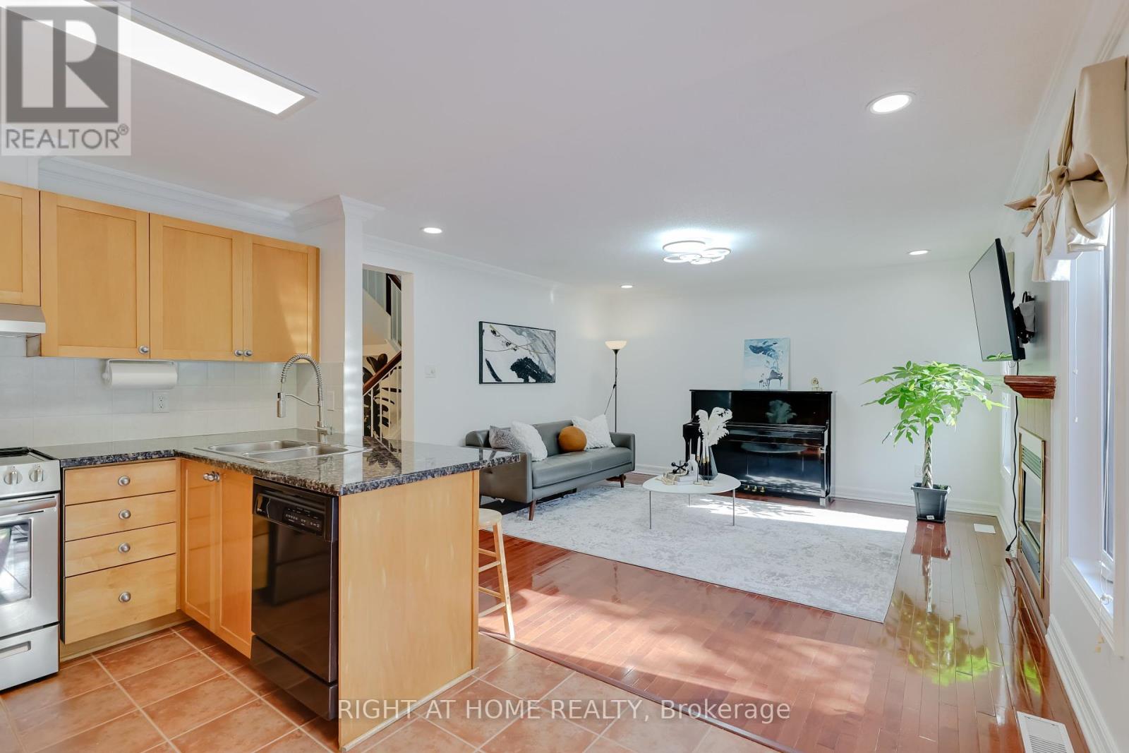 60 Mersey Drive, Ottawa, Ontario  K2K 3A6 - Photo 18 - X12425213