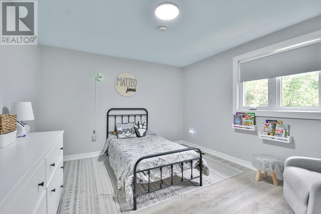 29 Wells Crescent, Barrie, Ontario  L4N 5W8 - Photo 17 - S12425219