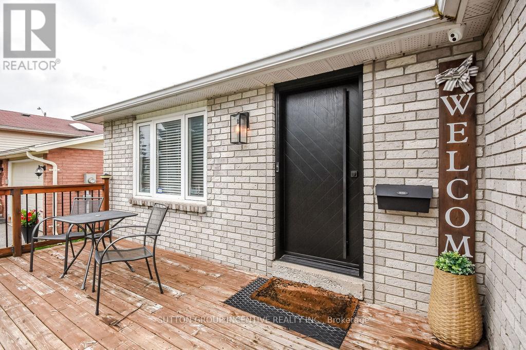 29 Wells Crescent, Barrie, Ontario  L4N 5W8 - Photo 3 - S12425219