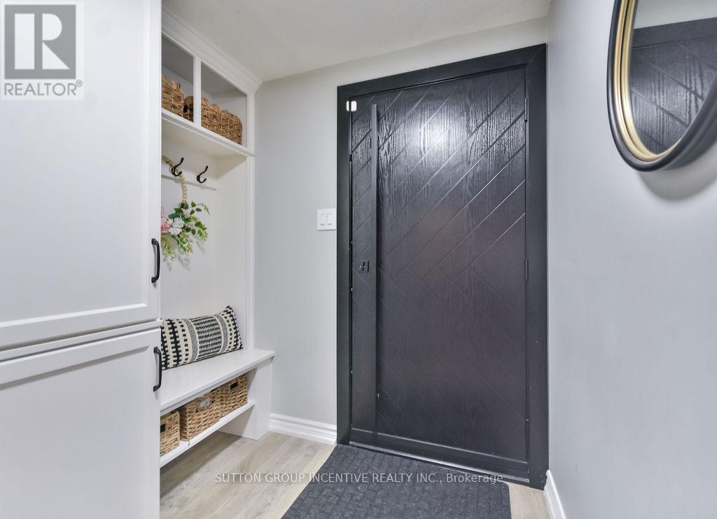 29 Wells Crescent, Barrie, Ontario  L4N 5W8 - Photo 4 - S12425219