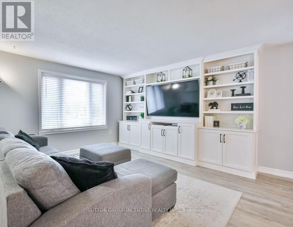 29 Wells Crescent, Barrie, Ontario  L4N 5W8 - Photo 5 - S12425219