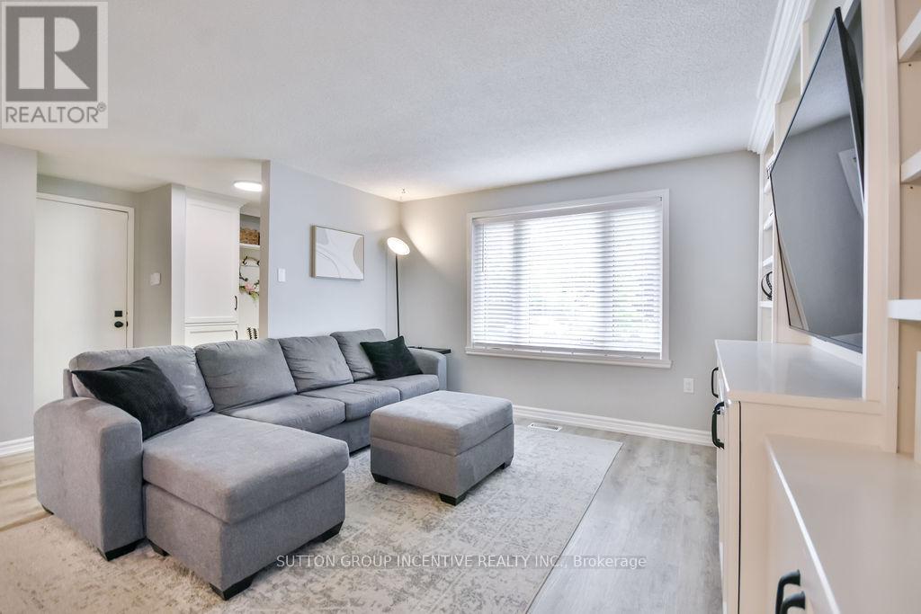 29 Wells Crescent, Barrie, Ontario  L4N 5W8 - Photo 6 - S12425219