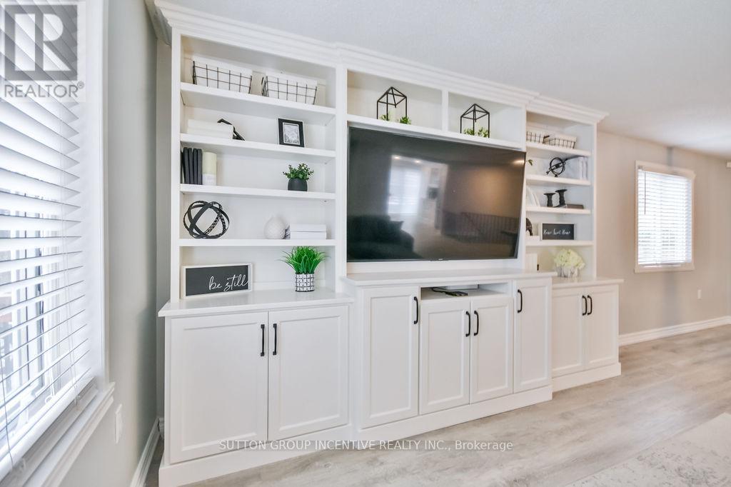 29 Wells Crescent, Barrie, Ontario  L4N 5W8 - Photo 7 - S12425219