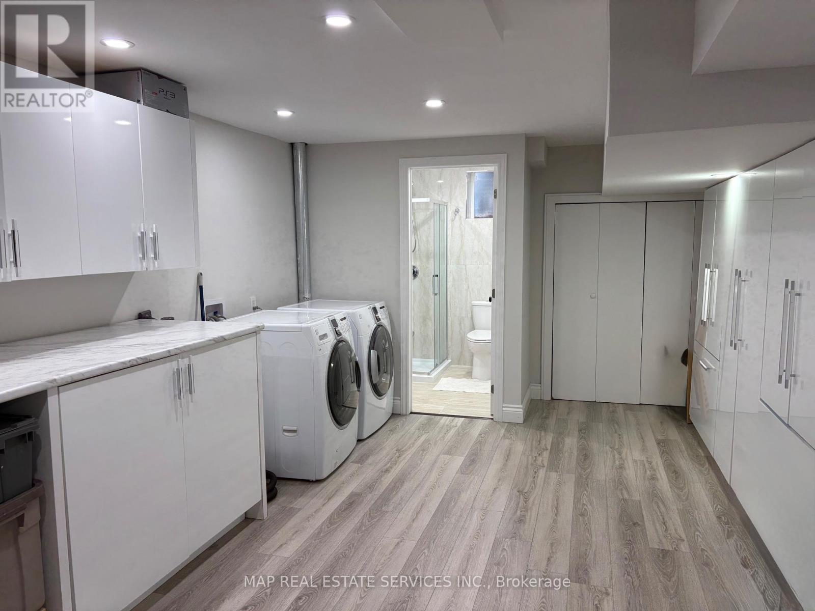 260 Hillside Drive, Mississauga, Ontario  L5M 1G5 - Photo 13 - W12425212