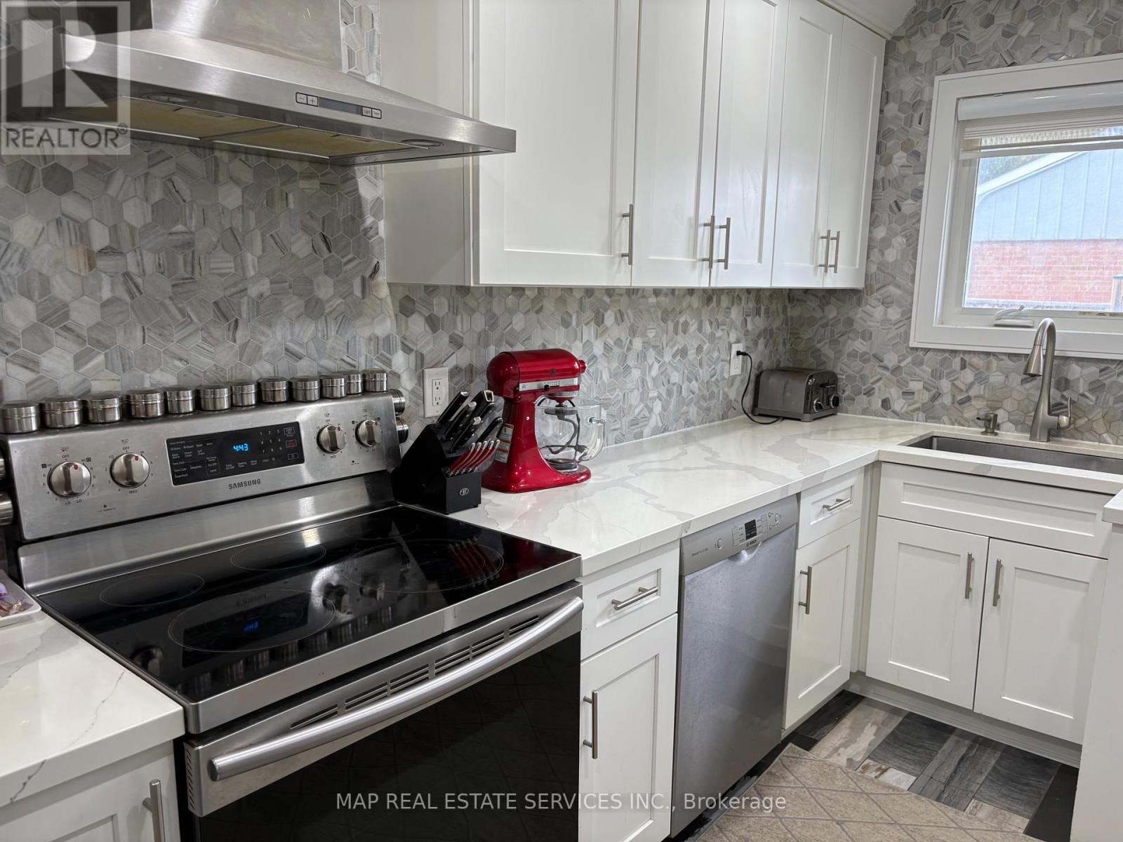 260 Hillside Drive, Mississauga, Ontario  L5M 1G5 - Photo 3 - W12425212