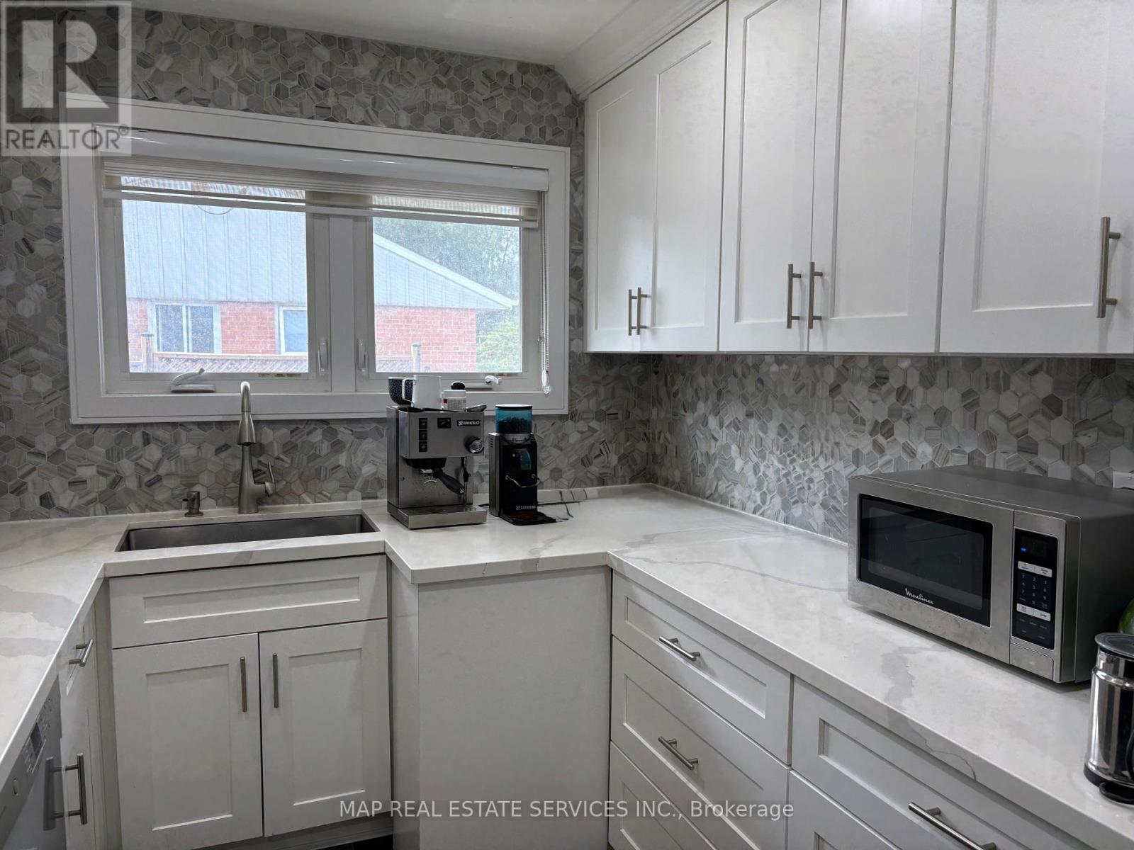 260 Hillside Drive, Mississauga, Ontario  L5M 1G5 - Photo 4 - W12425212