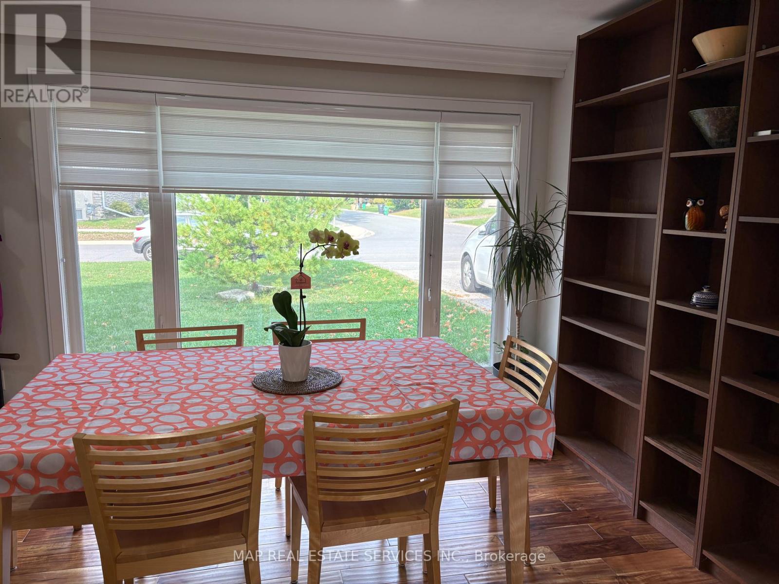 260 Hillside Drive, Mississauga, Ontario  L5M 1G5 - Photo 5 - W12425212