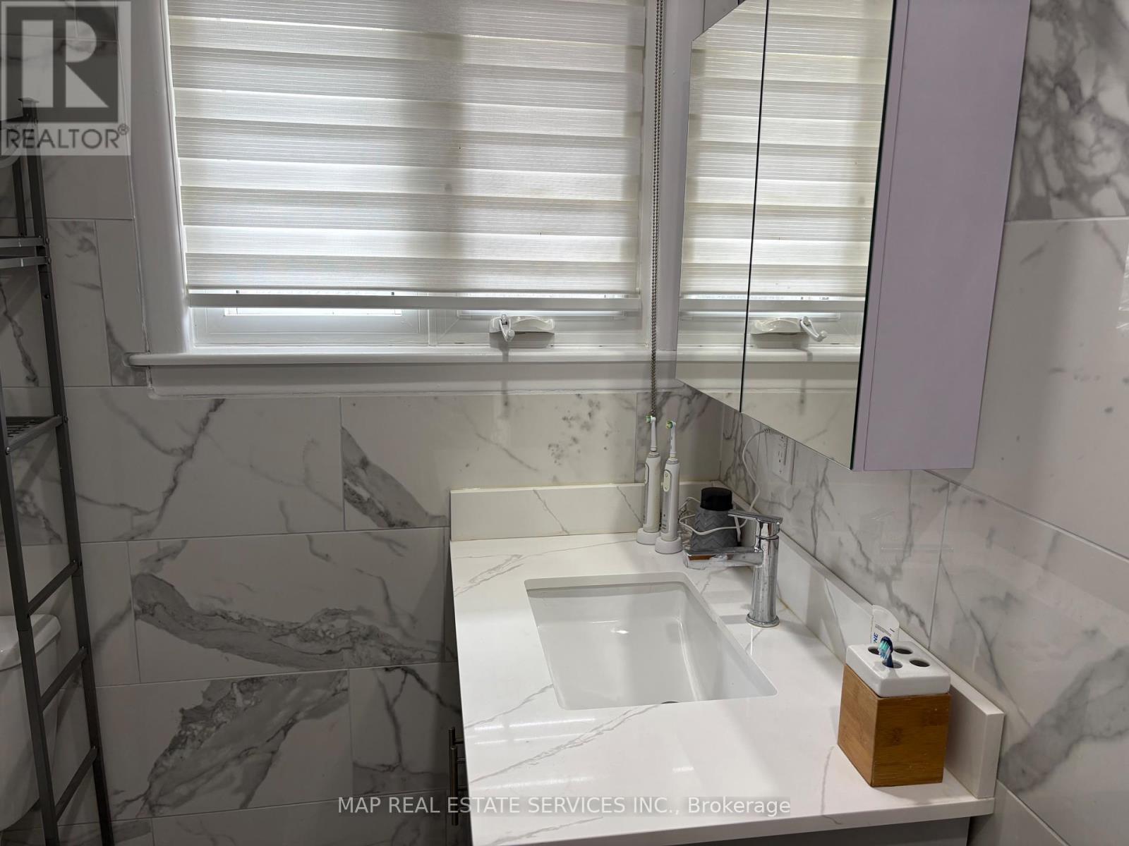260 Hillside Drive, Mississauga, Ontario  L5M 1G5 - Photo 9 - W12425212