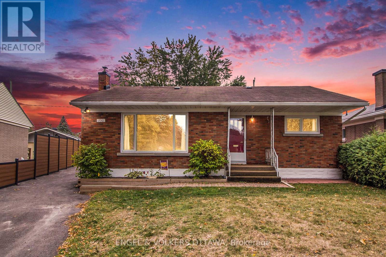 2061 VINCENT STREET, Ottawa, Ontario
