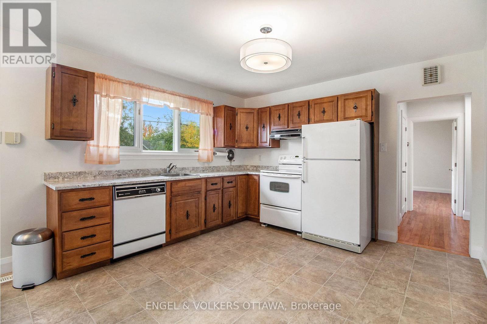 2061 Vincent Street, Ottawa, Ontario  K1G 2M8 - Photo 10 - X12425231