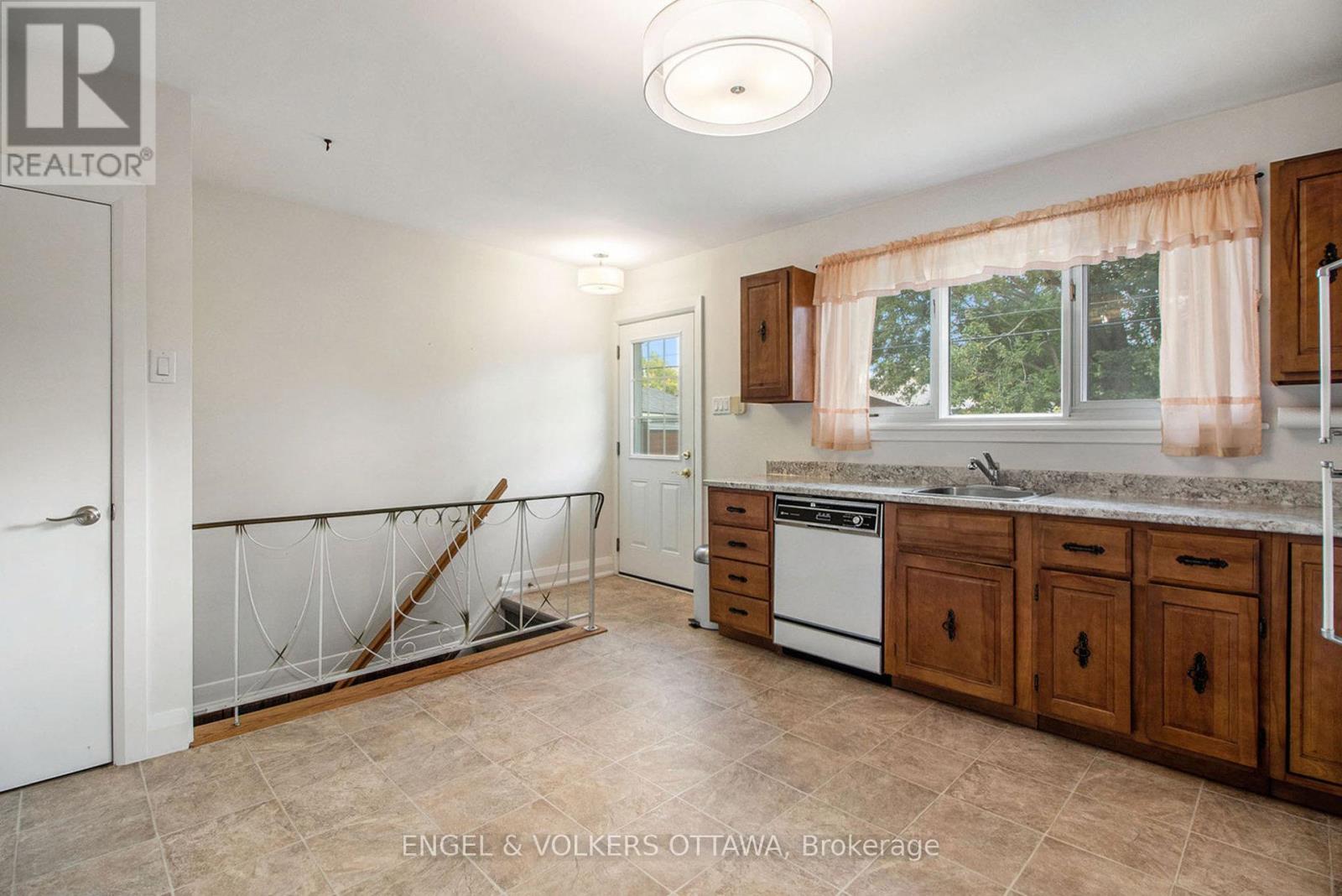2061 Vincent Street, Ottawa, Ontario  K1G 2M8 - Photo 11 - X12425231
