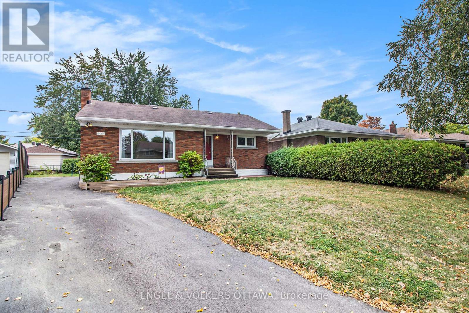 2061 Vincent Street, Ottawa, Ontario  K1G 2M8 - Photo 2 - X12425231