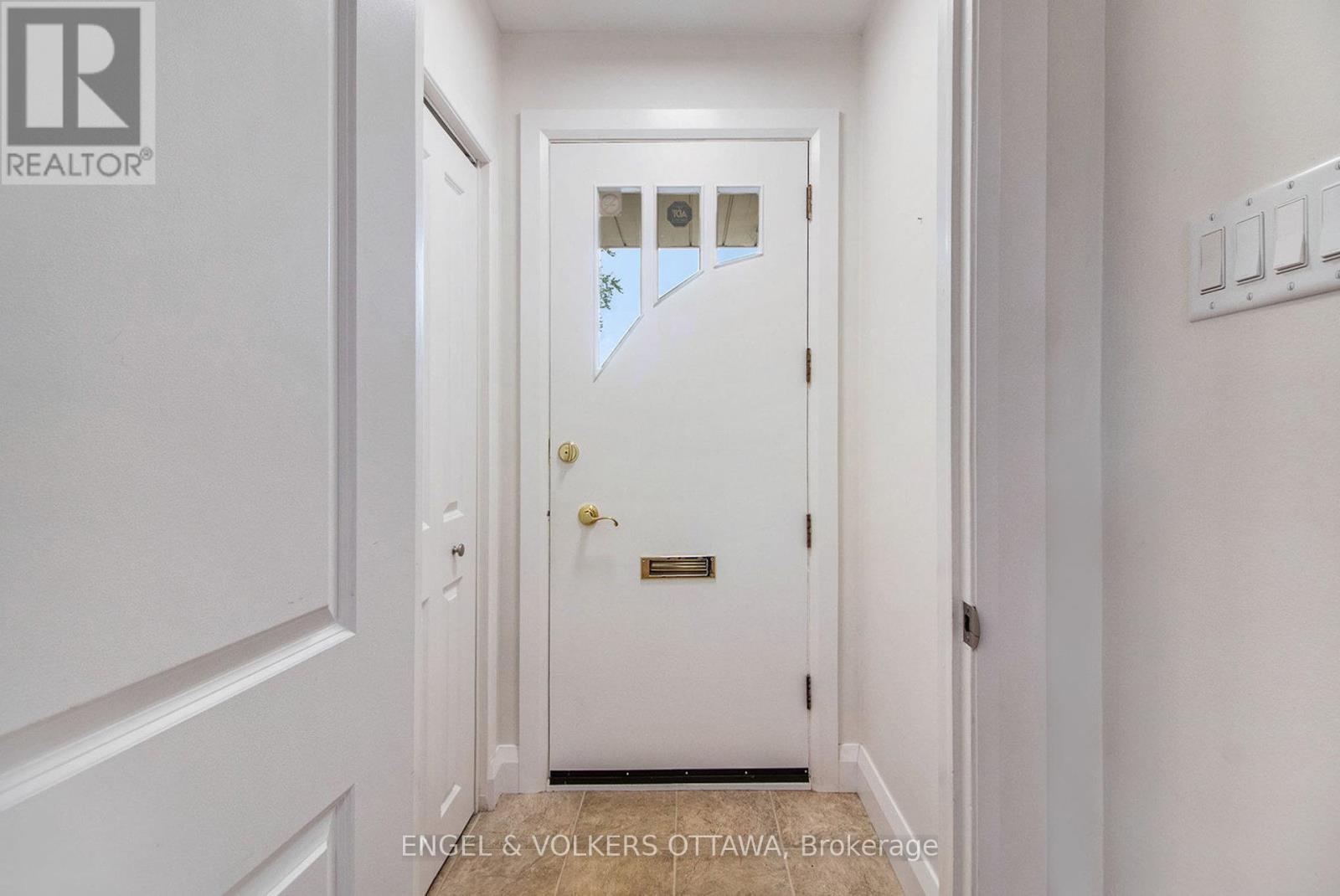 2061 Vincent Street, Ottawa, Ontario  K1G 2M8 - Photo 4 - X12425231
