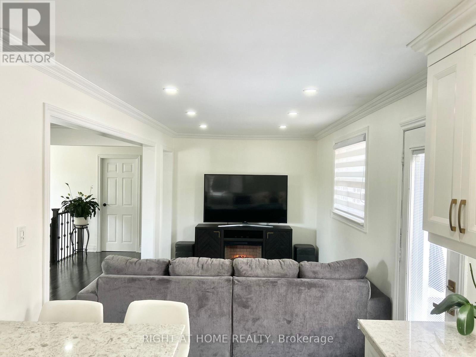 808 Sanok Drive, Pickering, Ontario  L1W 2P9 - Photo 14 - E12425250