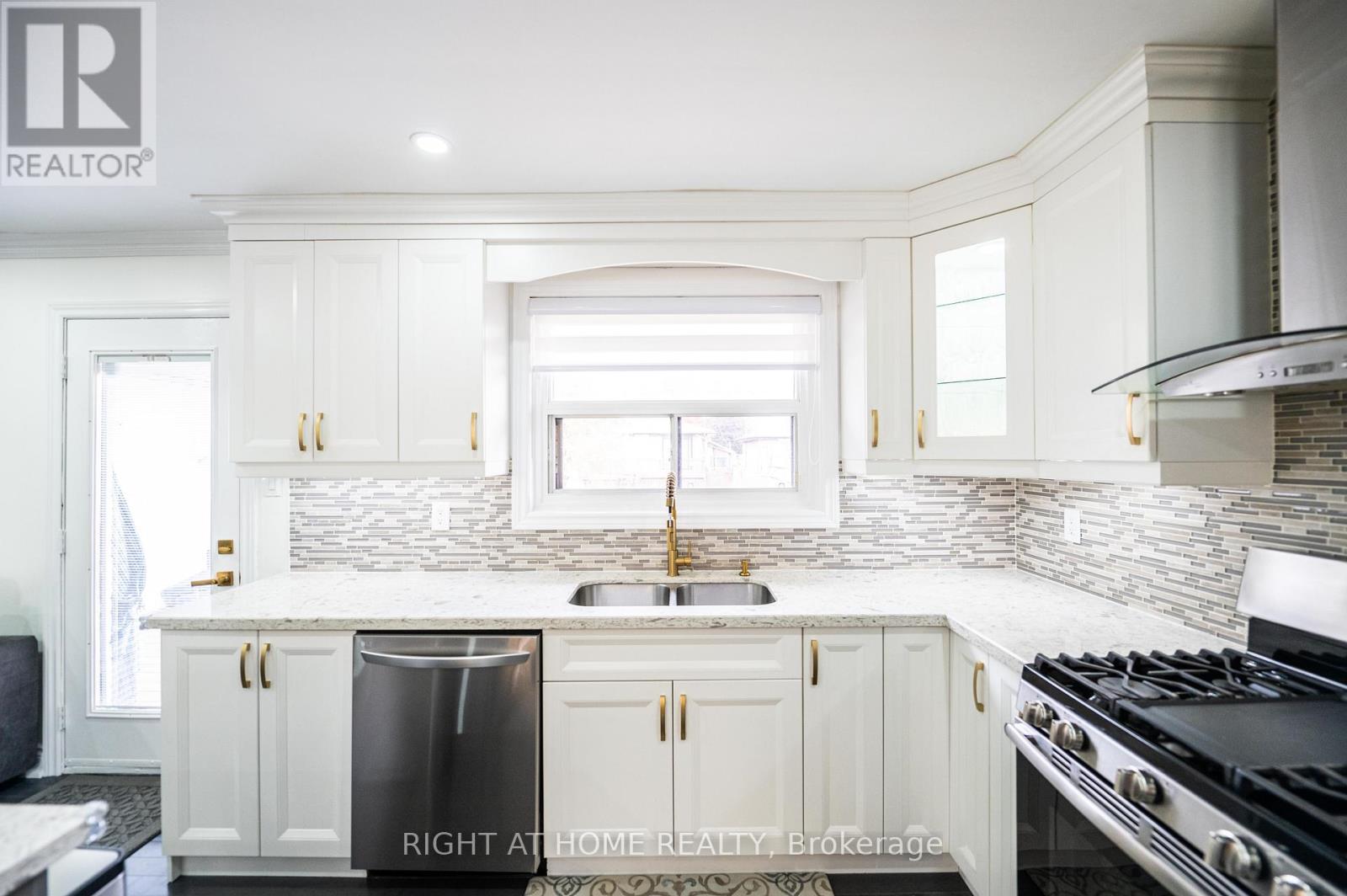 808 Sanok Drive, Pickering, Ontario  L1W 2P9 - Photo 17 - E12425250