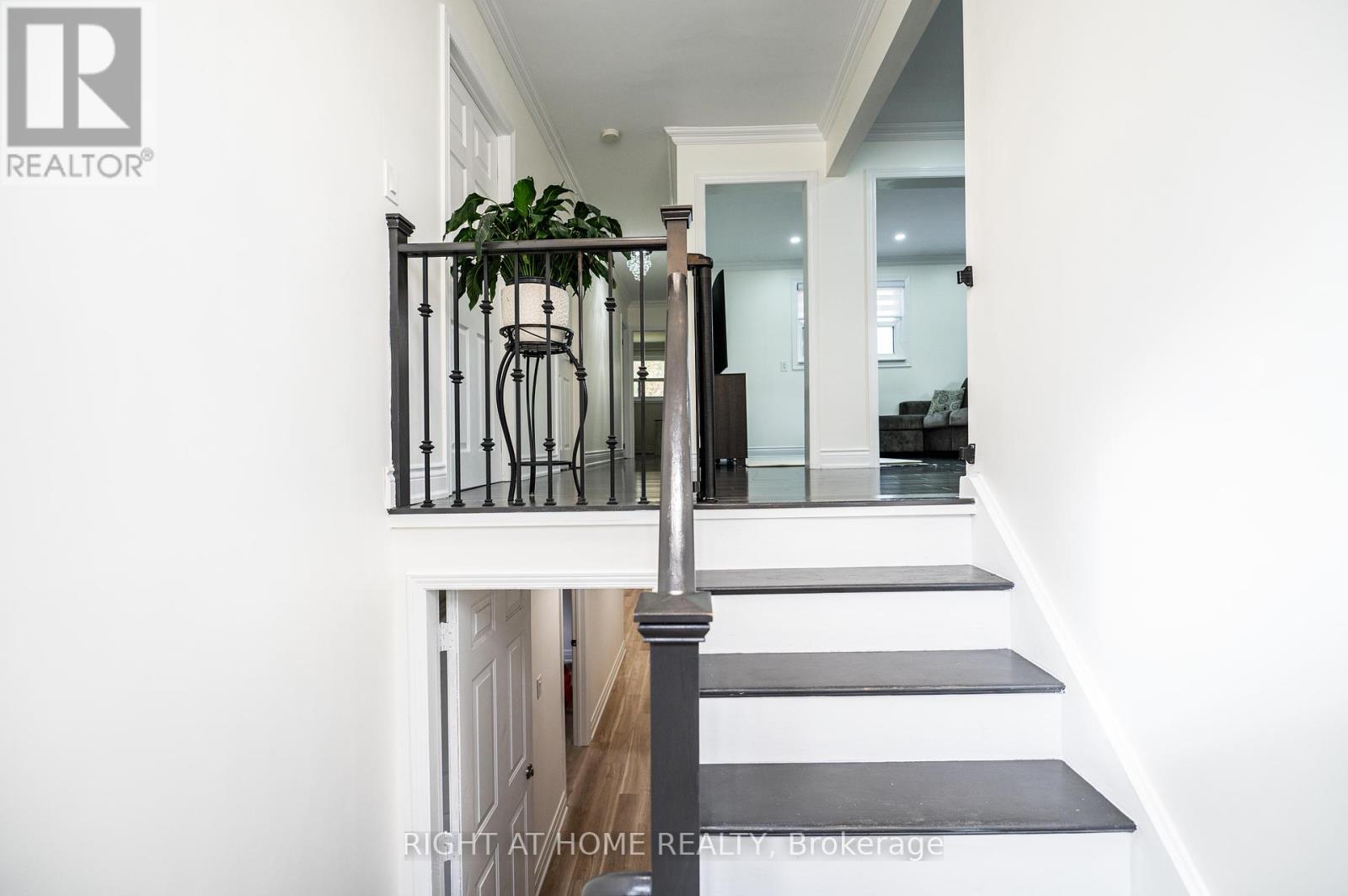 808 Sanok Drive, Pickering, Ontario  L1W 2P9 - Photo 4 - E12425250
