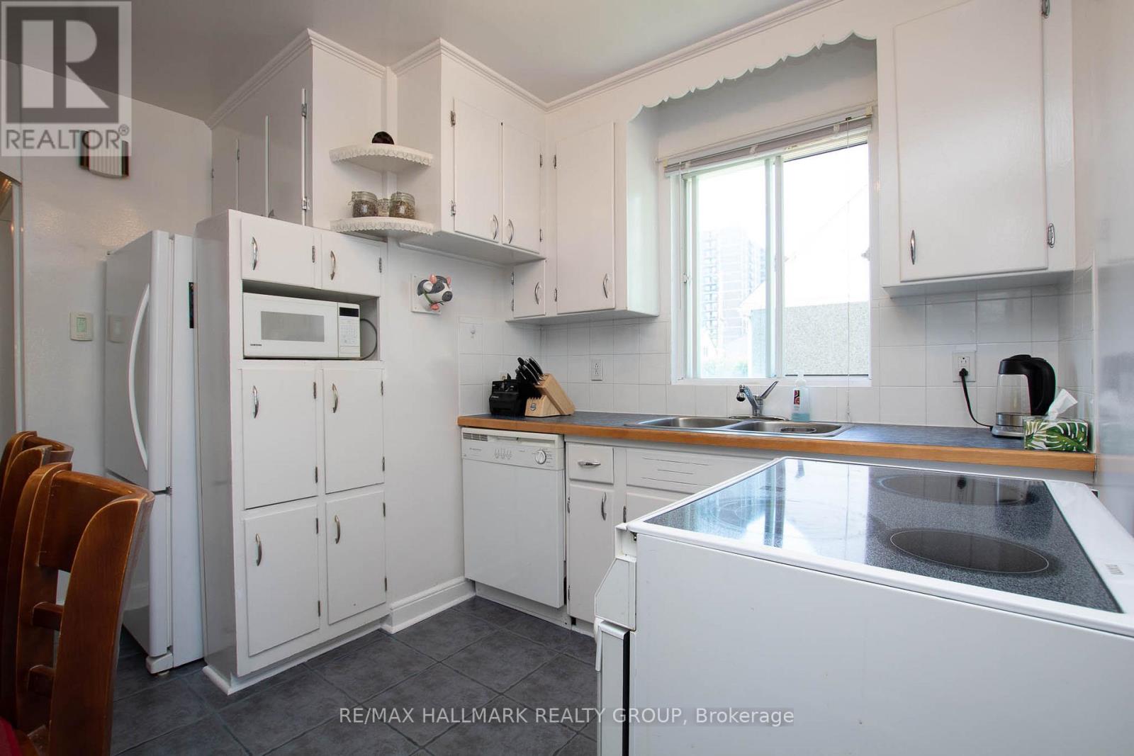 316 Ducharme Boulevard, Ottawa, Ontario  K1L 6T6 - Photo 5 - X12425276