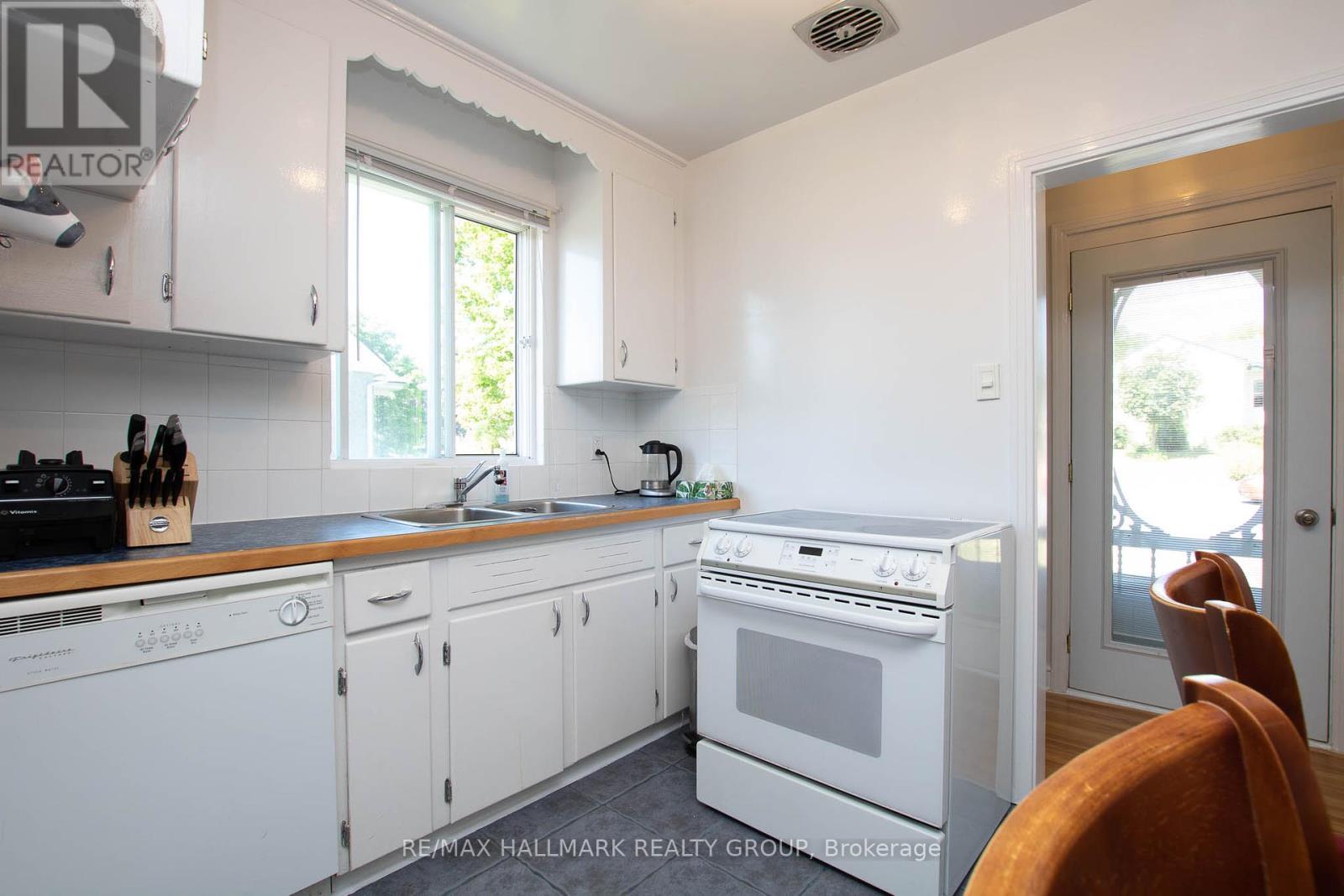 316 Ducharme Boulevard, Ottawa, Ontario  K1L 6T6 - Photo 6 - X12425276