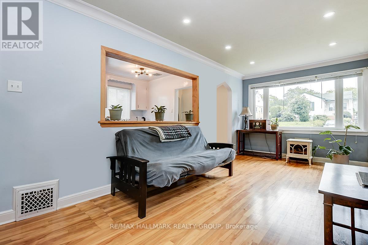 316 Ducharme Boulevard, Ottawa, Ontario  K1L 6T6 - Photo 9 - X12425276
