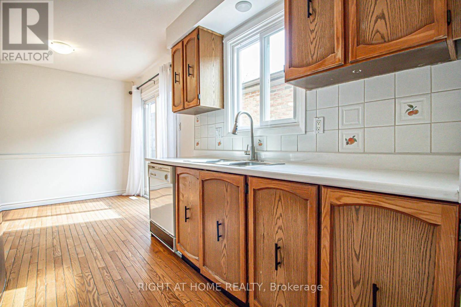 30 Vodden Street W, Brampton (Brampton West), Ontario  L6X 2W7 - Photo 13 - W12425284