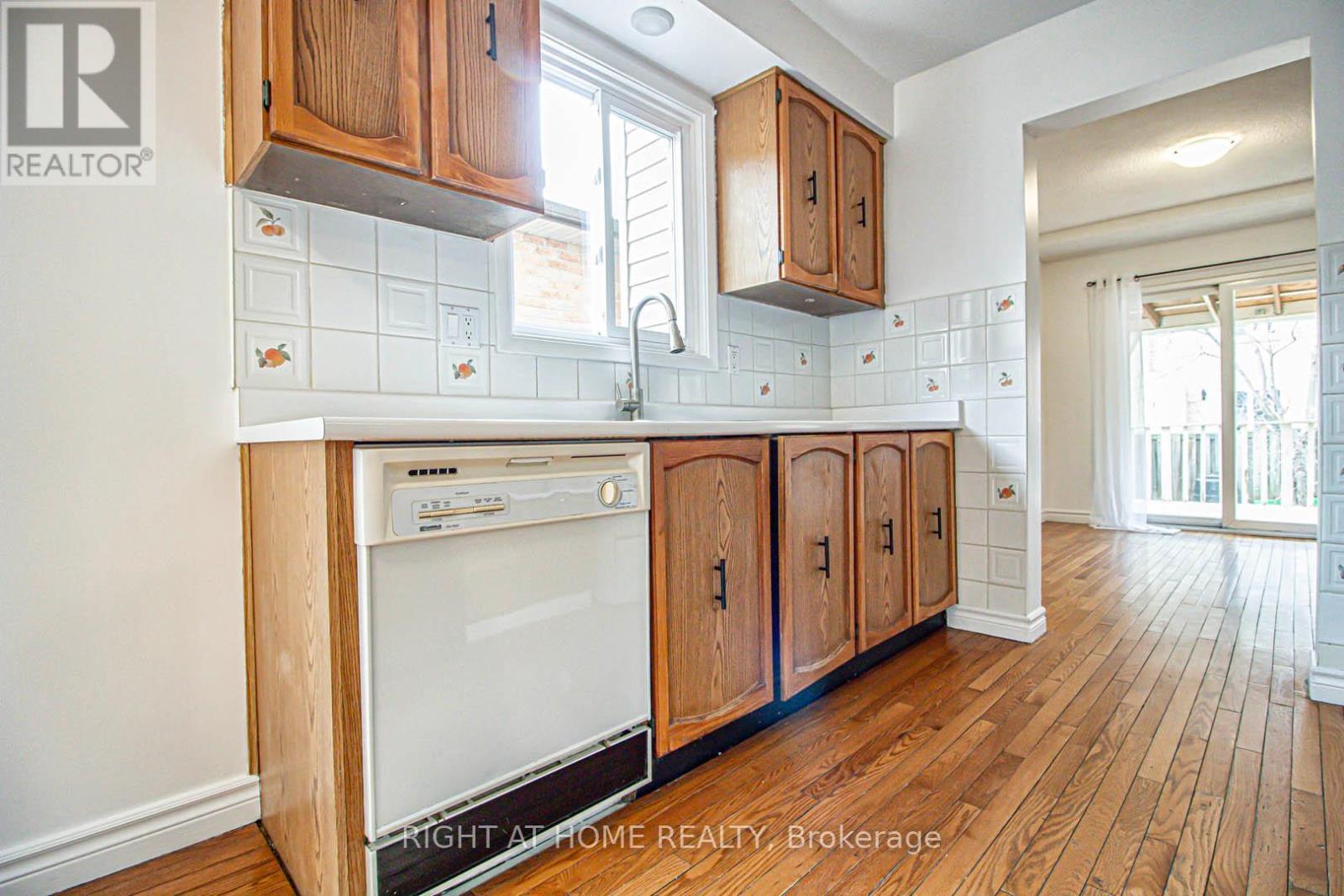 30 Vodden Street W, Brampton (Brampton West), Ontario  L6X 2W7 - Photo 14 - W12425284