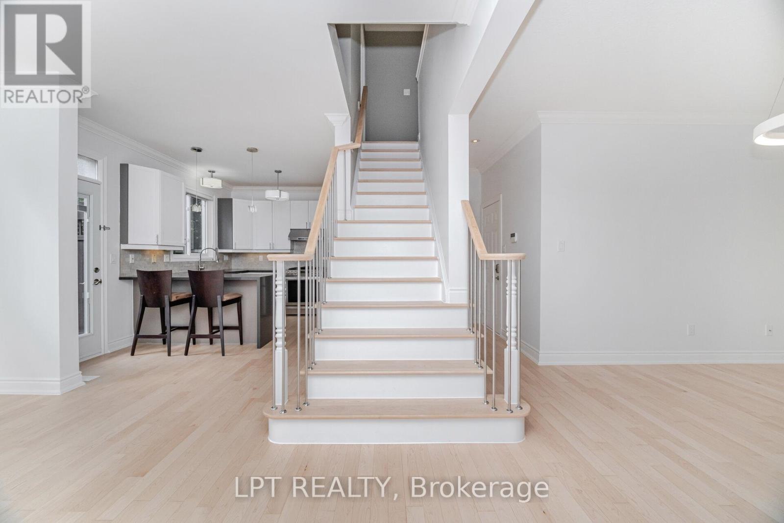 2270 Dunforest Crescent, Oakville, Ontario  L6M 4X3 - Photo 12 - W12425279